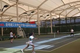 王建民在季后赛客场对阵印地安人，尽管遭遇大蚊子袭扰仍坚持投球